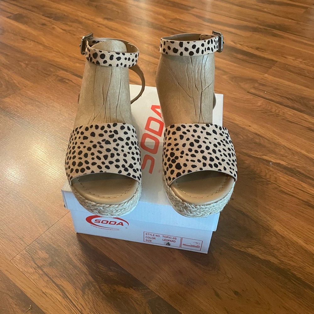 Soda Women's Tan and Black Leopard Print Sandals
